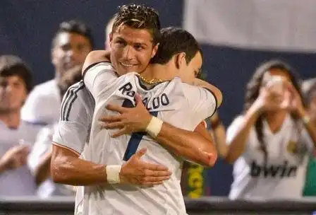 CR7 abraza a un niño que saltó al campo en pleno partido