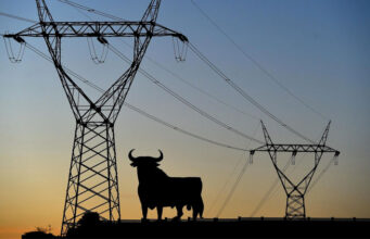 ¿Por qué es tan cara la electricidad en España? truco para que se te salga más barata la factura