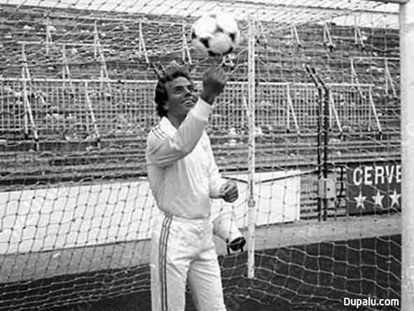 Julio Iglesias como portero del Real Madrid