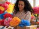 ¿Cómo hacer flores de papel de seda de colores?