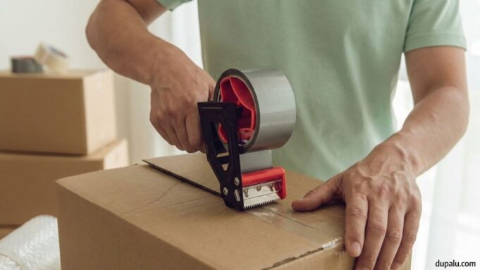 hombre-embalando-una-caja