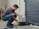 Cómo instalar un motor de puerta corredera de garaje